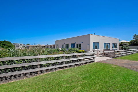 Peterborough House Motel - Phillip Island Accommodation 1