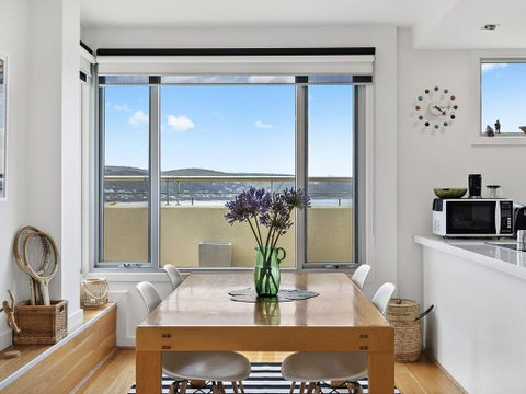 POINT GREY APARTMENT ONE - VIEWPOINT - Phillip Island Accommodation 3