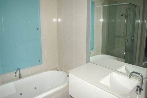 Q1 1 Bedroom Apartment On 30th Floor - Phillip Island Accommodation 2