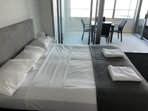 Q1 1 Bedroom Apartment On 30th Floor - Phillip Island Accommodation 3