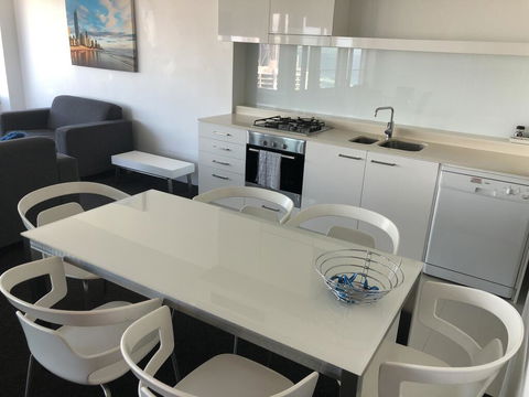 Q1 1 Bedroom Apartment On 30th Floor - Phillip Island Accommodation 0