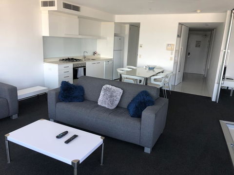 Q1 1 Bedroom Apartment On 30th Floor - Phillip Island Accommodation 1