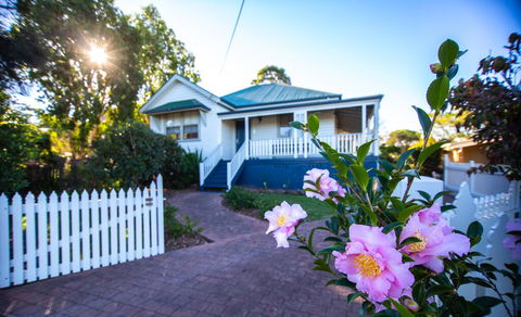 Queen Bee Cottage, Milton - Phillip Island Accommodation 0