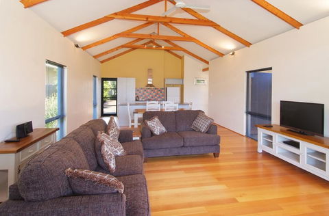 Quiet Cottage - Phillip Island Accommodation 2