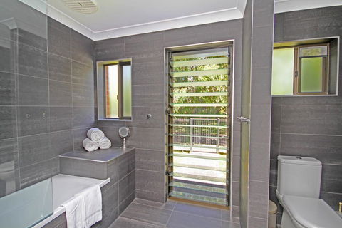 Red Door Beach House - Marcoola Beach - PET FRIENDLY, FOXTEL, WIFI, 500 BOND, Linen Supplied - Phillip Island Accommodation 3