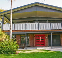 Red Door Beach House - Marcoola Beach - PET FRIENDLY FOXTEL WIFI 500 BOND Linen Supplied - Phillip Island Accommodation