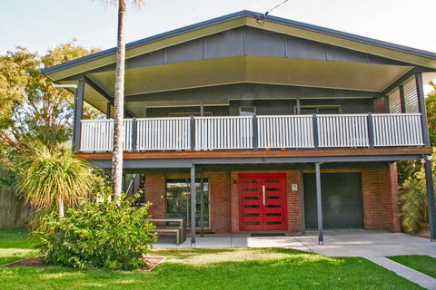 Red Door Beach House - Marcoola Beach - PET FRIENDLY, FOXTEL, WIFI, 500 BOND, Linen Supplied - Phillip Island Accommodation 0