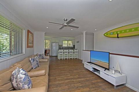 Red Door Beach House - Marcoola Beach - PET FRIENDLY, FOXTEL, WIFI, 500 BOND, Linen Supplied - Phillip Island Accommodation 2