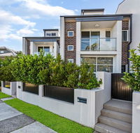 Relax in a Spacious  Modern Townhouse in Asquith