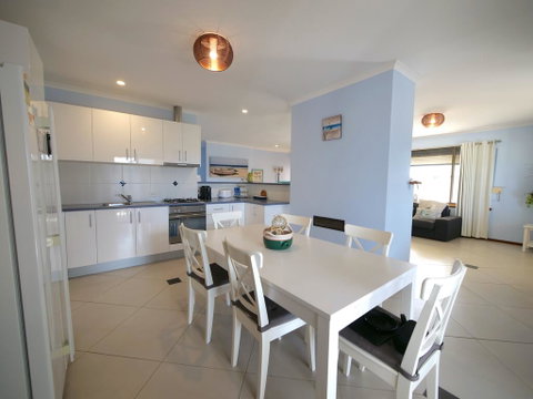 Salty Air Apartments Kingscote Kangaroo Island - Phillip Island Accommodation 3