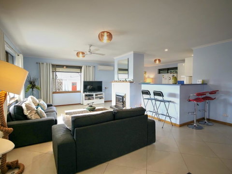 Salty Air Apartments Kingscote Kangaroo Island - Phillip Island Accommodation 2