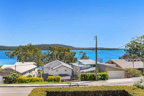 Soldiers Point Spectacular - Phillip Island Accommodation 0