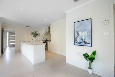 Spacious Lovely 5Beds Home@Point Cook - Phillip Island Accommodation 3