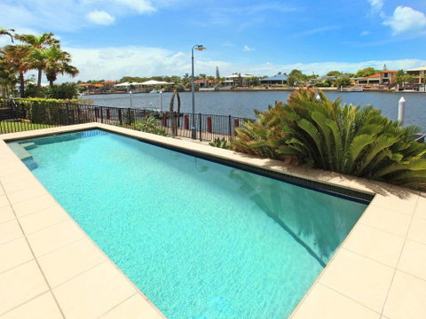 St Lucia 11 - 4 BDRM Canal Home With Pool - Phillip Island Accommodation 1