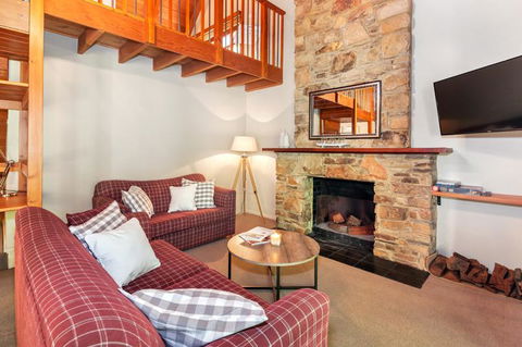 Stonehenge Retreat - Phillip Island Accommodation 3