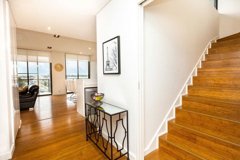 Stylish Inner City Penthouse Apartment - Phillip Island Accommodation 1