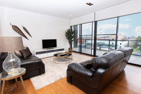 Stylish Inner City Penthouse Apartment - Phillip Island Accommodation 0