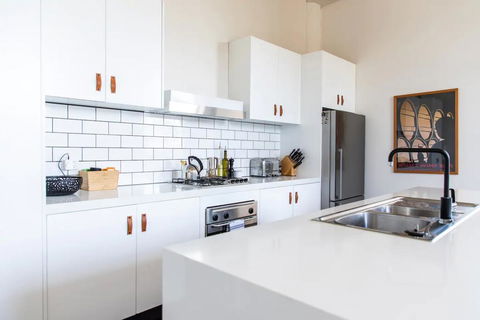 Stylish Warehouse Conversion In The Heart Of Fitzroy - Phillip Island Accommodation 3