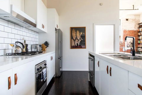 Stylish Warehouse Conversion In The Heart Of Fitzroy - Phillip Island Accommodation 2