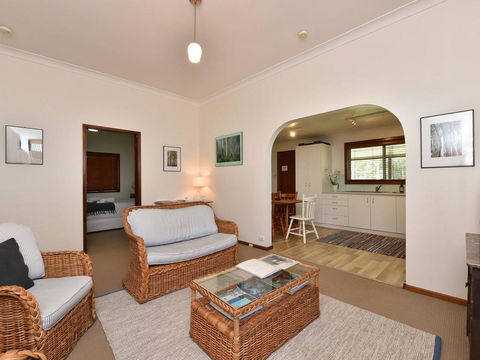 Summerfield Cottage - Hunter Valley, Renovated House In Central North Rothbury - Phillip Island Accommodation 3