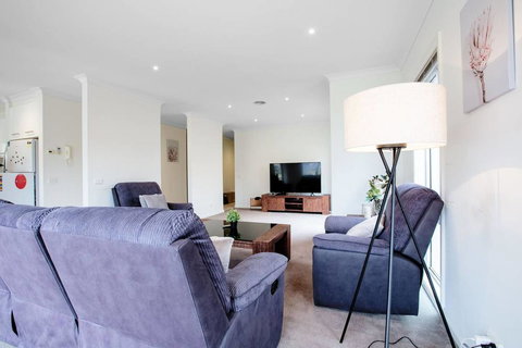 Superb Luxe 5BR House@Point Cook Near Lake - Phillip Island Accommodation 3