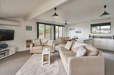 KINGFISHER COTTAGE Beachfront At The Binalong Bay - Phillip Island Accommodation 4