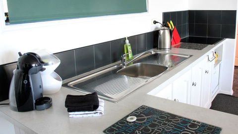KINGFISHER COTTAGE Beachfront At The Binalong Bay - Phillip Island Accommodation 18