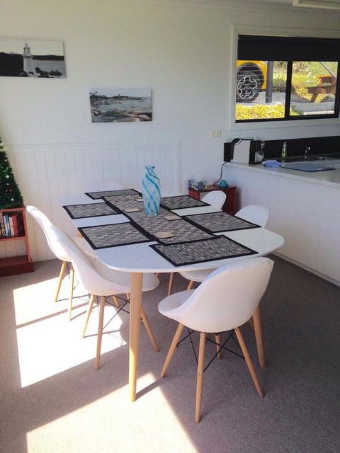 KINGFISHER COTTAGE Beachfront At The Binalong Bay - Phillip Island Accommodation 14