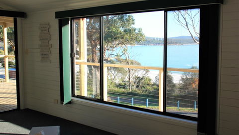 KINGFISHER COTTAGE Beachfront At The Binalong Bay - Phillip Island Accommodation 13