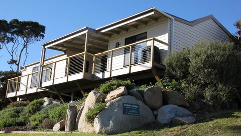 KINGFISHER COTTAGE Beachfront At The Binalong Bay - Phillip Island Accommodation 0