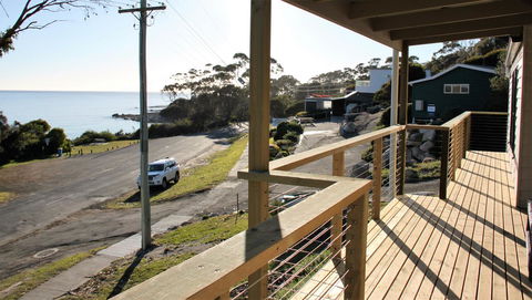 KINGFISHER COTTAGE Beachfront At The Binalong Bay - Phillip Island Accommodation 9