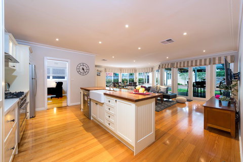 Lovely 5BR Full House In Glen Waverley, Walk To Train, Bus & Shops - Phillip Island Accommodation 3