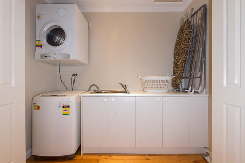 Lovely 5BR Full House In Glen Waverley, Walk To Train, Bus & Shops - Phillip Island Accommodation 12