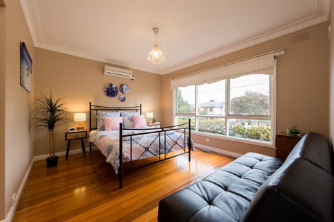Lovely 5BR Full House In Glen Waverley, Walk To Train, Bus & Shops - Phillip Island Accommodation 5