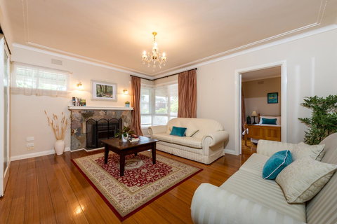 Lovely 5BR Full House In Glen Waverley, Walk To Train, Bus & Shops - Phillip Island Accommodation 14
