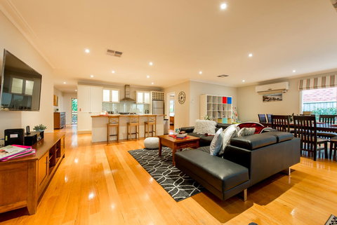 Lovely 5BR Full House In Glen Waverley, Walk To Train, Bus & Shops - Phillip Island Accommodation 1