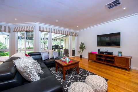 Lovely 5BR Full House In Glen Waverley, Walk To Train, Bus & Shops - Phillip Island Accommodation 15