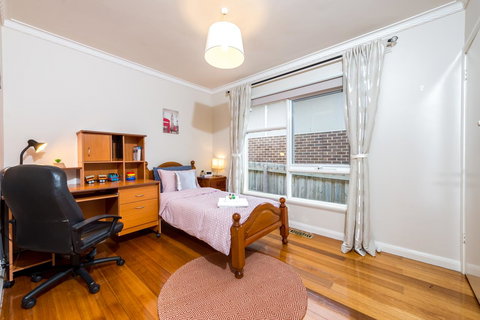 Lovely 5BR Full House In Glen Waverley, Walk To Train, Bus & Shops - Phillip Island Accommodation 7