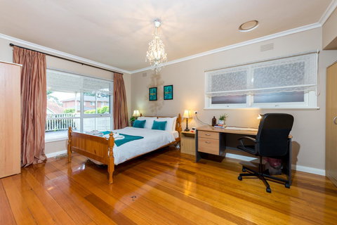 Lovely 5BR Full House In Glen Waverley, Walk To Train, Bus & Shops - Phillip Island Accommodation 10
