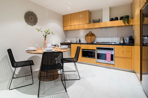 Auguste, Melbourne CBD Private Accommodation With Parking - Phillip Island Accommodation 9