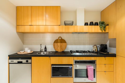 Auguste, Melbourne CBD Private Accommodation With Parking - Phillip Island Accommodation 10