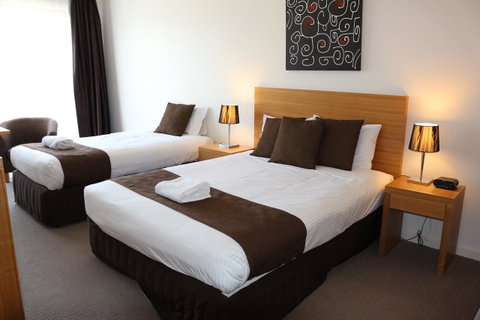 Bairnsdale International - Phillip Island Accommodation 12