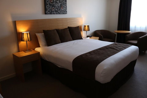 Bairnsdale International - Phillip Island Accommodation 11