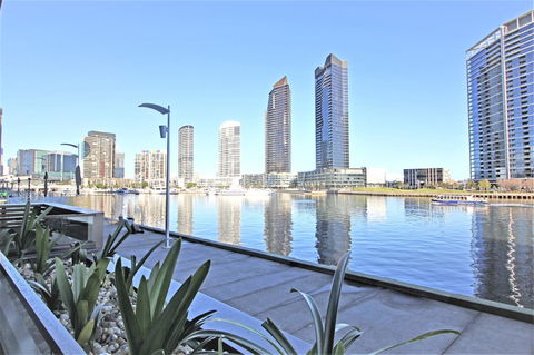 Auzzie Apartments Docklands, Melbourne - Phillip Island Accommodation 1