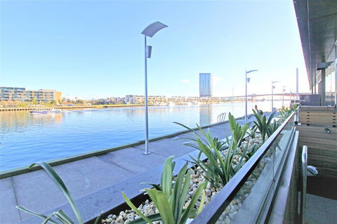 Auzzie Apartments Docklands, Melbourne - Phillip Island Accommodation 2