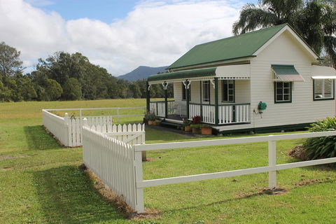 The Dollhouse Cottage - Phillip Island Accommodation 2