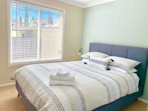 The Entertainer - Downtown Orange, Sleeps 11 - Phillip Island Accommodation 3