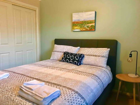 The Entertainer - Downtown Orange, Sleeps 11 - Phillip Island Accommodation 2