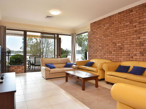 The House On The Lake @ Fishing Point, Lake Macquarie - Honestly Put The Line In And Catch Fish - Phillip Island Accommodation 3