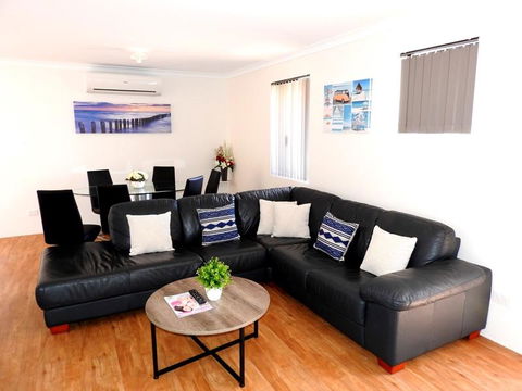 The Royal Dolphin Holiday Home - Phillip Island Accommodation 0